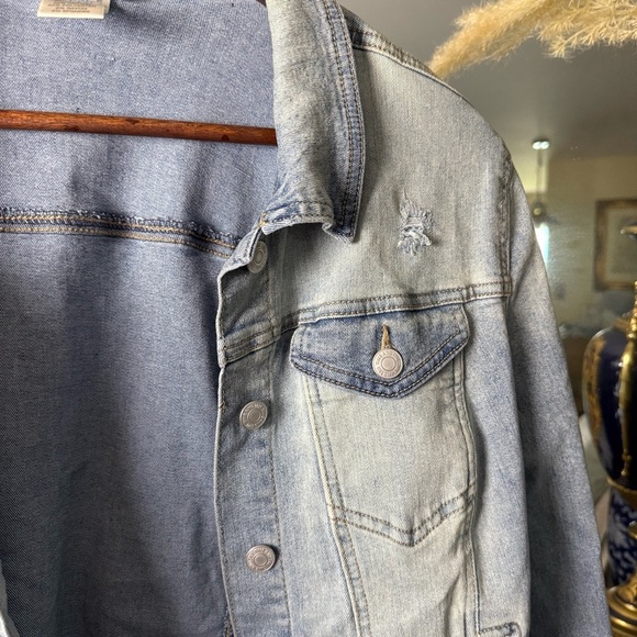 Time and Tru Long Sleeve Jean Jacket - Picture 2 of 9